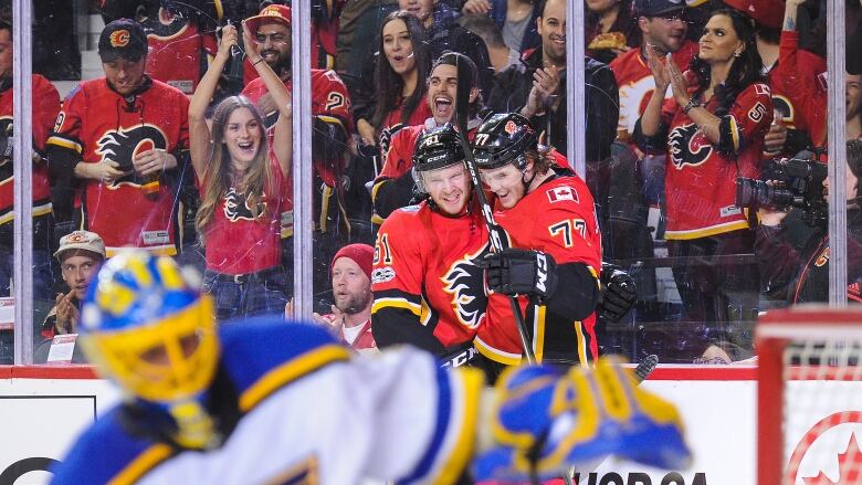 Flames survive wild 3rd period to top Blues