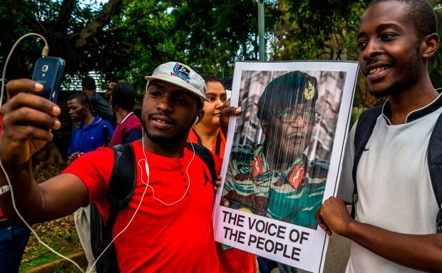 Zimbabwe: Selfie with Constantino Chiwenga photo