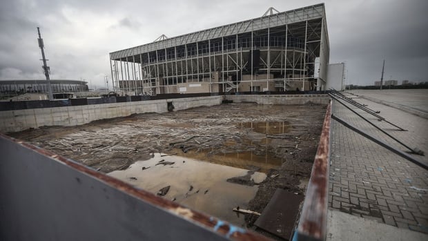 rio-pool-abandoned-1180