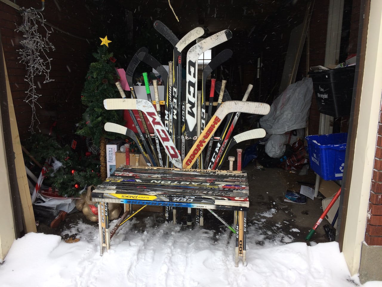 Ottawa Man Makes Santa Chair Out Of Hockey Sticks For Sens