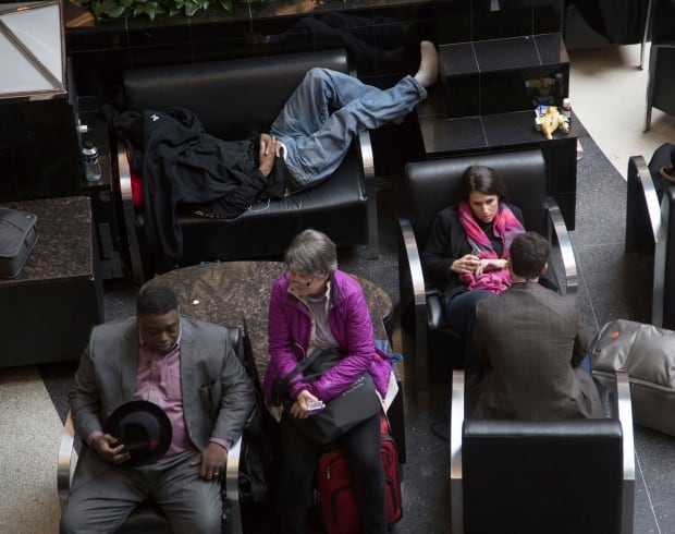Oklahoma City travelers dealing with flight delays, cancellations due to dense fog Oklahoma City travelers dealing with flight delays, cancellations due to dense fog