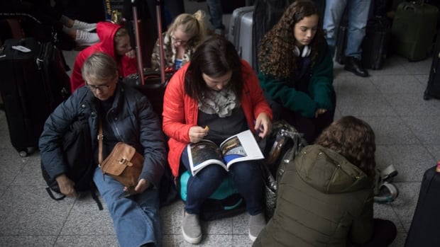 Oklahoma City travelers dealing with flight delays, cancellations due to dense fog Oklahoma City travelers dealing with flight delays, cancellations due to dense fog