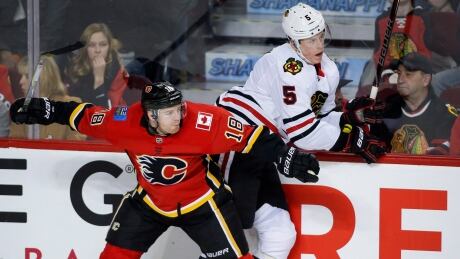 The Calgary Flames defeated the Chicago Blackhawks 4-3 on Sunday evening to snap a 3-game losing streak. calgary-flames