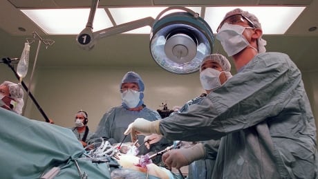 Dr. Patrick Yau, second from the right, was the chief surgeon at Toronto's Slimband clinic. He says he's performed more than 6,000 gastric band surgeries. <br />
PST0723-STOMACH_OPERATION