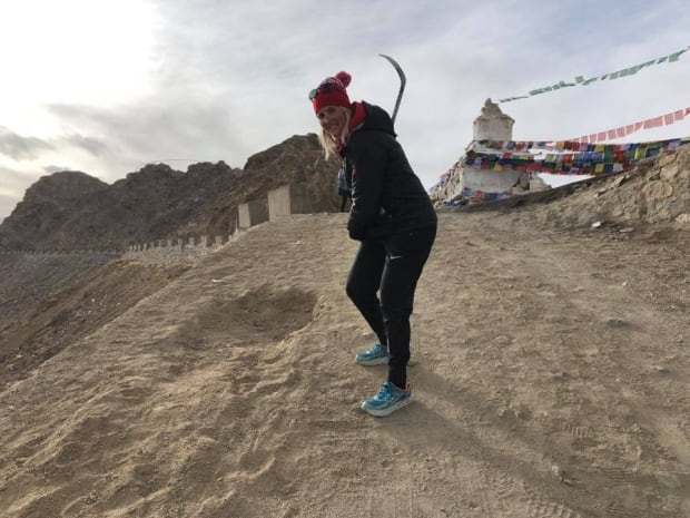 Hayley Wickenheiser helping people in Leh, India learn more about hockey (Credit Facebook)