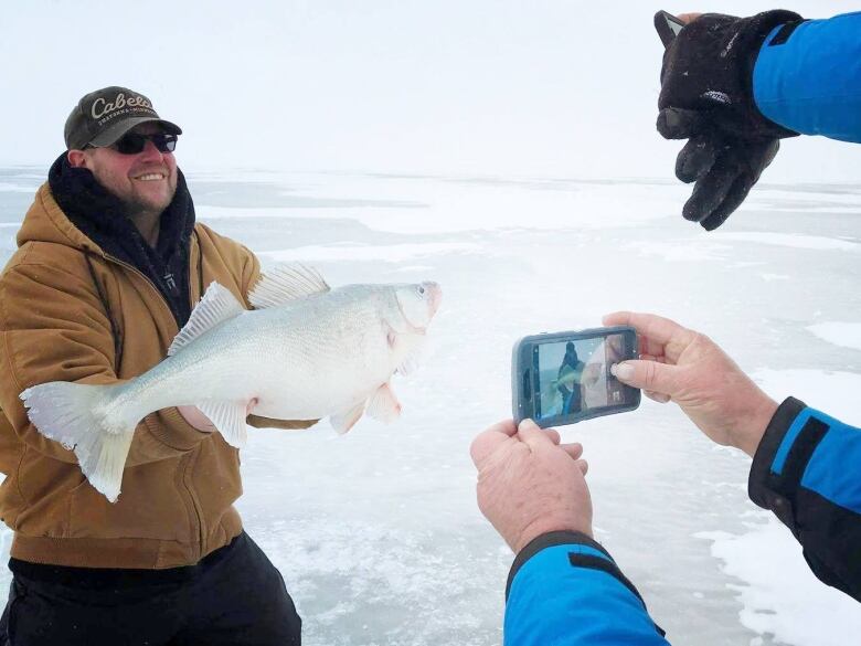 Lake Winnipeg ice fishers reeling in 'fish of a lifetime' thanks to 1997 flood, says veteran