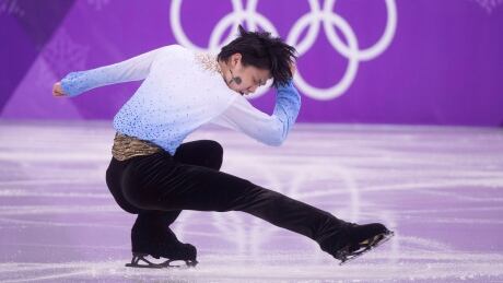 Yuzuru Hanyu of Japan didn't show any signs of an ankle injury suffered in November when he took the lead in the men's figure skating event in Pyeongchang, South Korea on Friday.  hanyu-yuzuru-021618-620