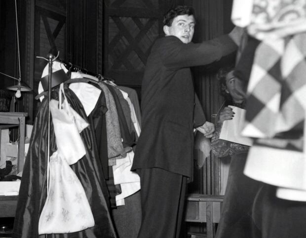 givenchy 1952 backstage