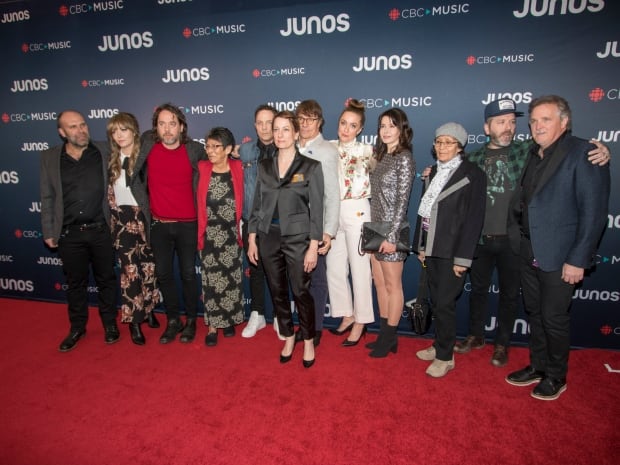 Kevin Drew, Sarah Harmer, City and Colour and Dallas Green join in for a photo with Gord Downie's br