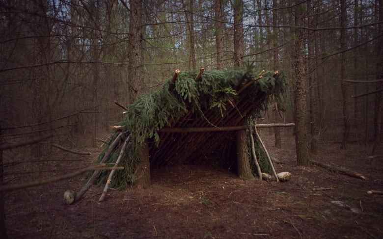 Bush craft / Survival shelter: Primitive shelter construction in a