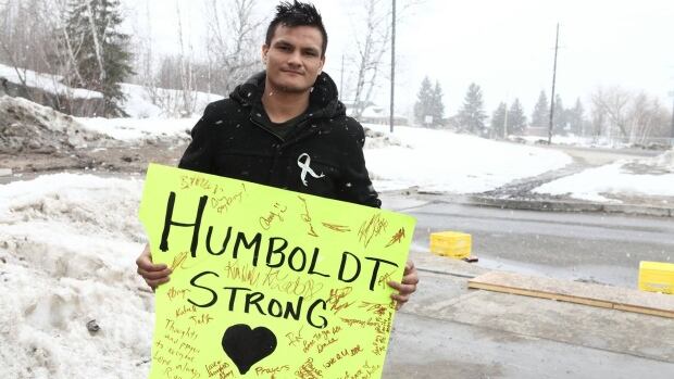 Walker crosses Ontario, with a dream to play hockey in Humboldt | CBC News