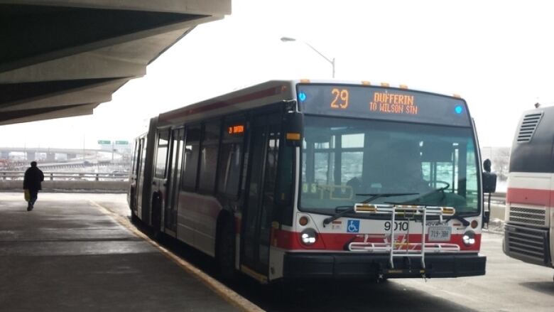 Man 47 Sexually Assaulted Teen Girls On Toronto Bus Route Police Allege Cbc News