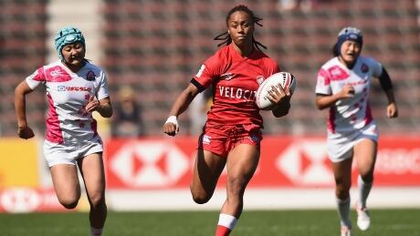 Charity Williams breaks to help Canada defeat Japan 33-14 on Sunday to finish the Kitakyushu stop of the women's HSBC World Rugby Sevens Series in 11th place. Canada-Japan-22042018