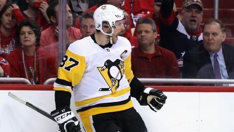 Sidney Crosby scores one of the Pittsburgh Penguins' three third-period goals in their 3-2 comeback win over the Washington Capitals on Thursday evening. sidney-crosby