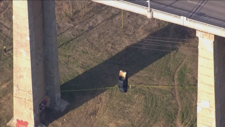 Toronto police launch investigation over auto dangling from bridge Toronto police launch investigation over auto dangling from bridge
