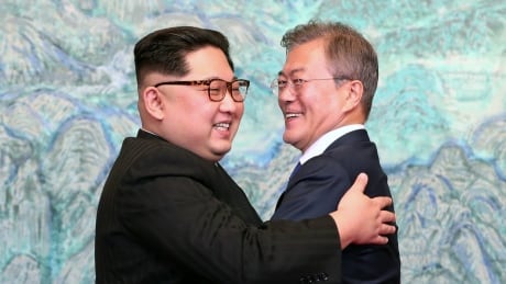 TOPSHOT - North Korea's leader Kim Jong Un (L) and South Korea's President Moon Jae-in (R) hug during a signing ceremony near the end of their historic summit at the truce village of Panmunjom on April 27, 2018. - The leaders of the two Koreas held a landmark summit on April 27 after a highly symbolic handshake over the Military Demarcation Line that divides their countries, with the North's Kim Jong Un declaring they were at the "threshold of a new history". (Photo by Korea Summit Press Pool / Korea Summit Press Pool / AFP) (Photo credit should read KOREA SUMMIT PRESS POOL/AFP/Getty Images) AFP_14D643