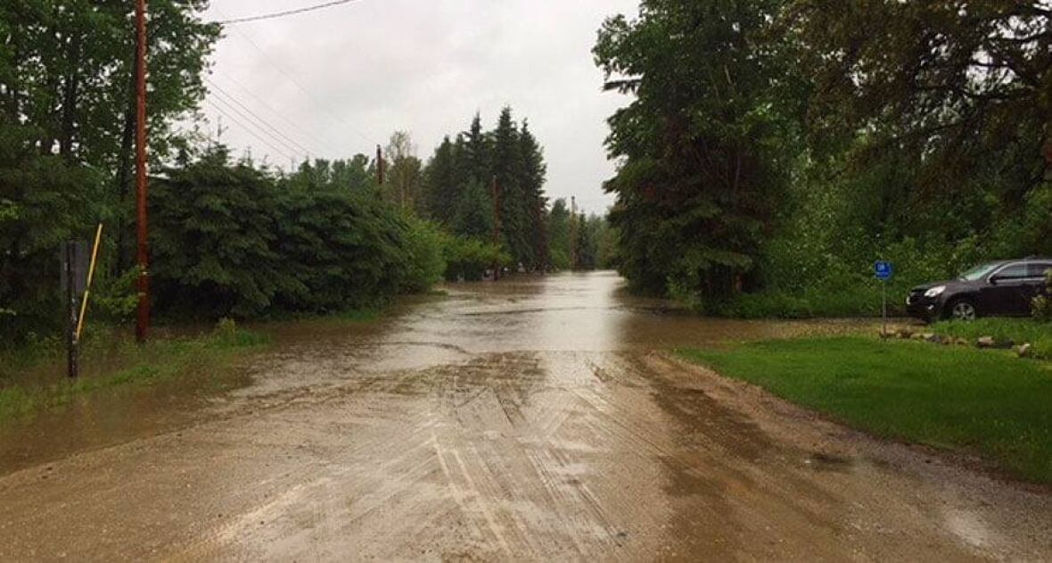 Lesser Slave Lake crews working to contain flood damage to