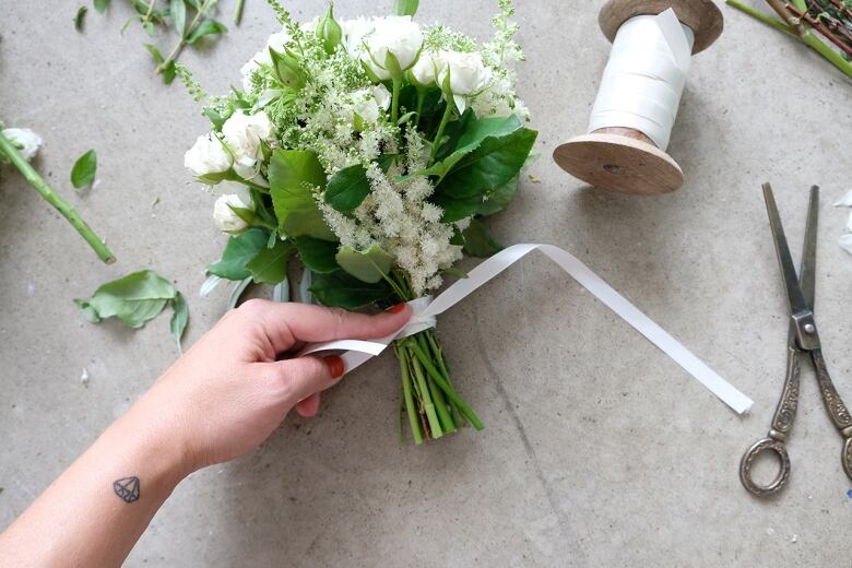 How to make your own beautiful bridal bouquet from foraged florals