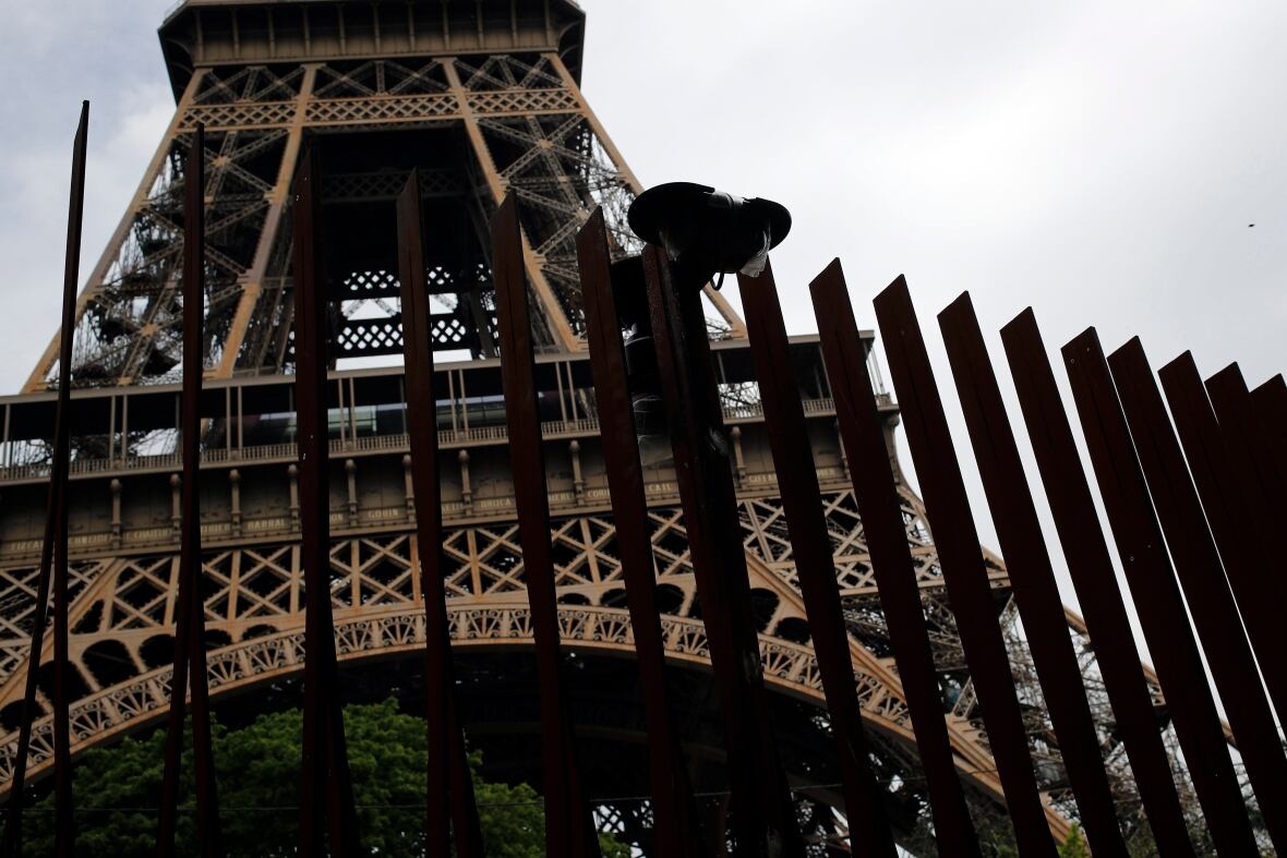 Glass walls, not metal fencing, to surround Eiffel Tower CBC News