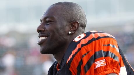 Former NFL receiver Terrell Owens reportedly has activated a 10-day window to receive a CFL contract offer from the Eskimos by July 24 or force them to relinquish his rights. The Pro Football Hall of Famer has been on Edmonton's 45-man negotiation list since June 19.
owens-terrell-100808-1180