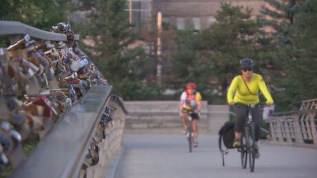 Cyclists cross the Corktown Footbridge over the Rideau Canal in Otttawa in August 2018. corktown foot pedestrian bridge cycling traffic weather