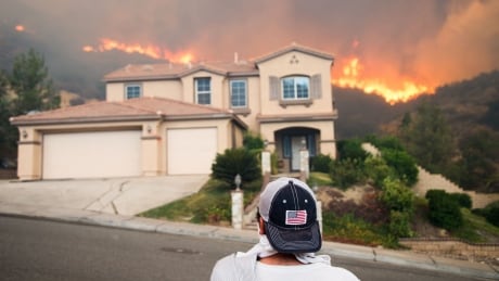 Arson wildfire threatens thousands of homes south of Los Angeles