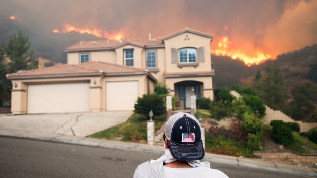 Arson wildfire threatens thousands of homes south of Los Angeles | CBC News
