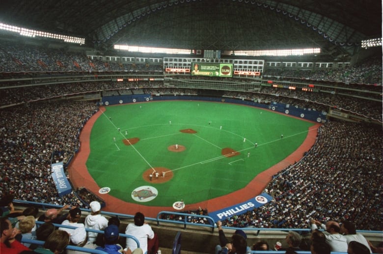 Blue Jays legend Joe Carter hosts golf tournament reception