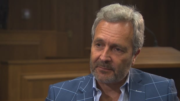 El presidente del Tribunal Supremo de Manitoba dice que persiguió a un investigador privado para atraparlo en violación de las reglas de COVID-19