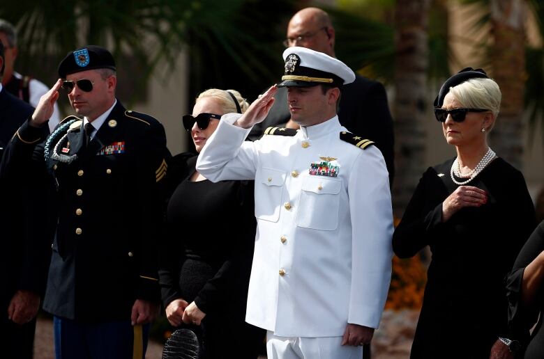 Arizona Cardinals' Fitzgerald visits Sen. McCain at his Arizona