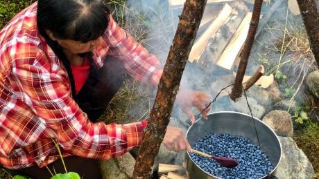 Thérèse Bégin, who is Innu, has passed down her family's blueberry paste recipe to her granddaughter and hopes the tradition will live on. 1