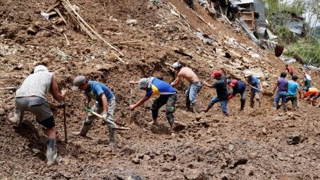 Rescuers search for people trapped in a landslide, after super typhoon Mangkhut hit the country, at a mining camp in Itogon, Benguet, Philippines September 17, 2018. REUTERS/Erik De Castro - RC1890615810 ASIA-STORM/PHILIPPINES-MINING