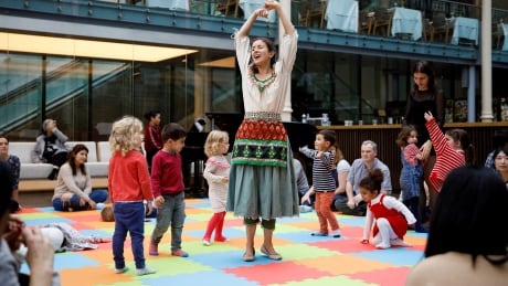 A performer sings for toddlers at the 'Opera Dots' show at the Royal Opera House in London, Britain October 15, 2018. Picture taken October 15, 2018. REUTERS/Simon Dawson - RC1F1B005F60 BRITAIN-OPERA/TODDLERS