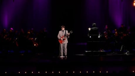 “In Dreams” – Roy Orbison in Concert, is a concert that sees the man himself take to the stage via hologram, accompanied by a full live orchestra. “In Dreams” – Roy Orbison