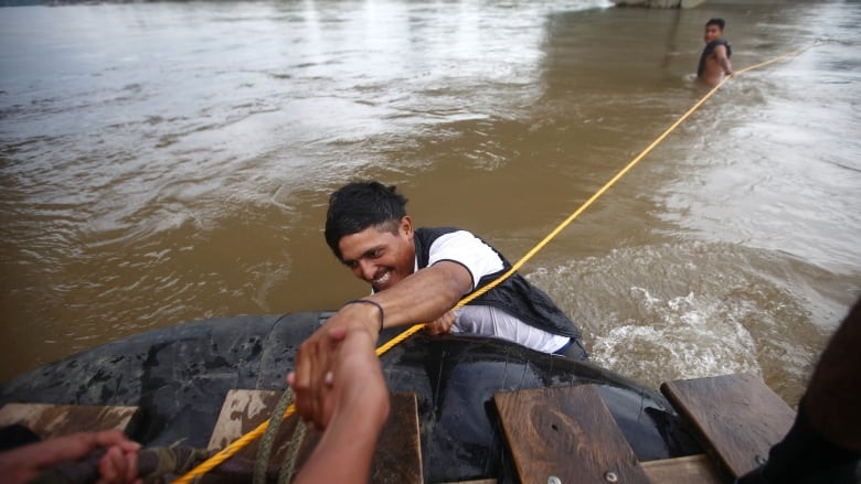 Migrants storm Guatemala-Mexico border