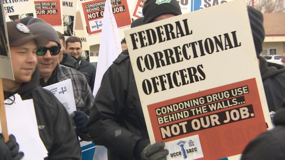 Needle exchange puts weapons in hands of prison inmates, warns union