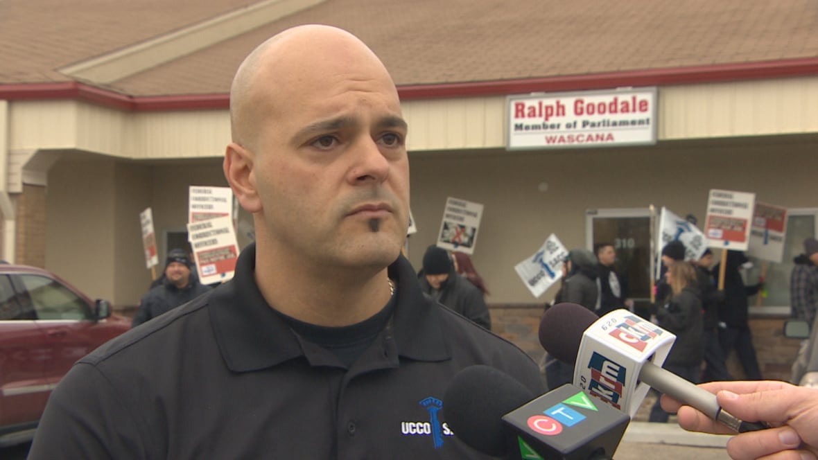 Needle exchange puts weapons in hands of prison inmates, warns union