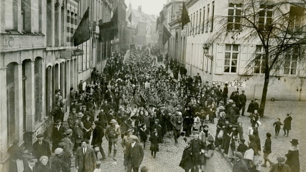 'Ladies from Hell': The Black Watch returns to Belgium to recreate last scene of WW I | CBC News