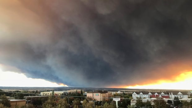 Fast-moving Northern California wildfire forces thousands from their homes | CBC News