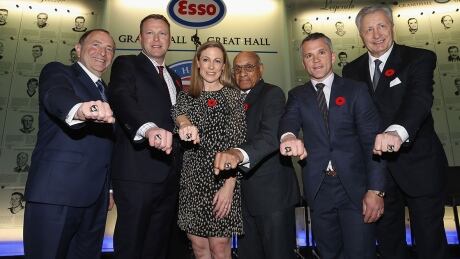 TORONTO, ONTARIO - NOVEMBER 09: (l-r) Gary Bettman, Martin Brodeur, Jayna Hefford, Willie O'Ree, Martin St. Louis and Alexander Yakushev take part in a press conference and photo opportunity at the Great Hall in the Hockey Hall Of Fame on November 09, 2018 in Toronto, Ontario, Canada. (Photo by Bruce Bennett/Getty Images) hockey-hall-of-fame-2018-class