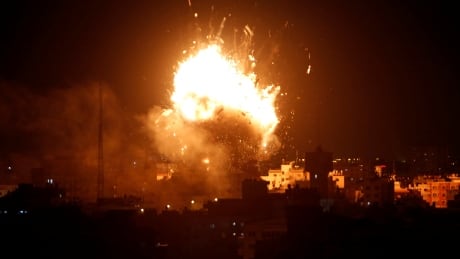 An explosion is seen during an Israeli air strike on Hamas's television station, in Gaza City November 12, 2018. REUTERS/Ahmed Zakot - RC195CCFC6D0 ISRAEL-PALESTINIANS/VIOLENCE-TV