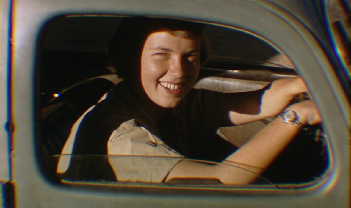 Vrouw in auto in 1956