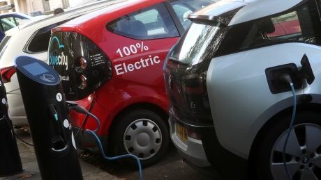 Electric cars are charged at Source power points in London, Britain, October 19, 2018. REUTERS/Simon Dawson - RC1FEBDC93A0 BRITAIN-ELECTRIC/VEHICLE