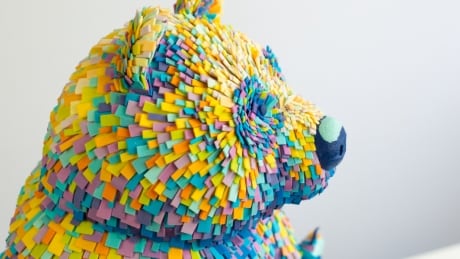 Hundreds of pieces of modelling chocolate in 25 different colours make up Kylie Mangles prize-winning bear. Cake Bear 1