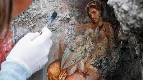 CORRECTION APTOPIX Italy Pompeii Fresco
