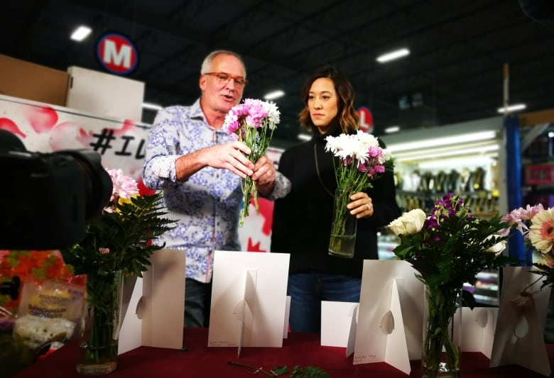 A Handful Of Little Carnations Customers Complain Bloomex S Bouquets Don T Always Arrive As Advertised Cbc News