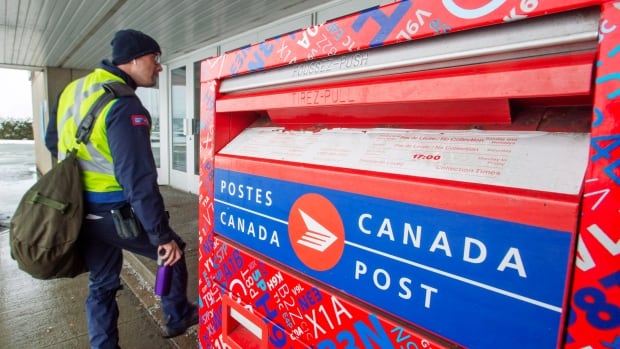 Canada Post Backlog Stalls Holiday Deliveries | CBC News