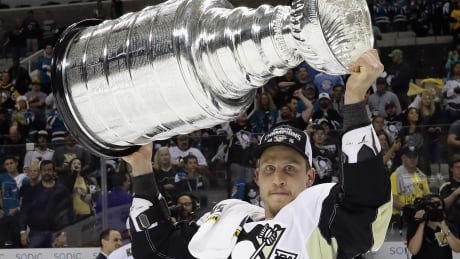 Steven Oleksy won a Stanley Cup with the Pittsburgh Penguins in 2016. 643398567BB00184_2016_NHL_S