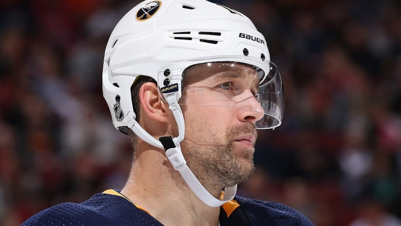 Sabres suspend Berglund indefinitely for failure to report