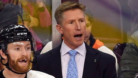 The Flyers have given head coach Dave Hakstol his walking papers with the 12-15-4 team last in the NHL’s Eastern Conference and 10 points back of a playoff spot. He posted a 134-101-42 record in three-plus seasons. hakstol-dave-181127-1180